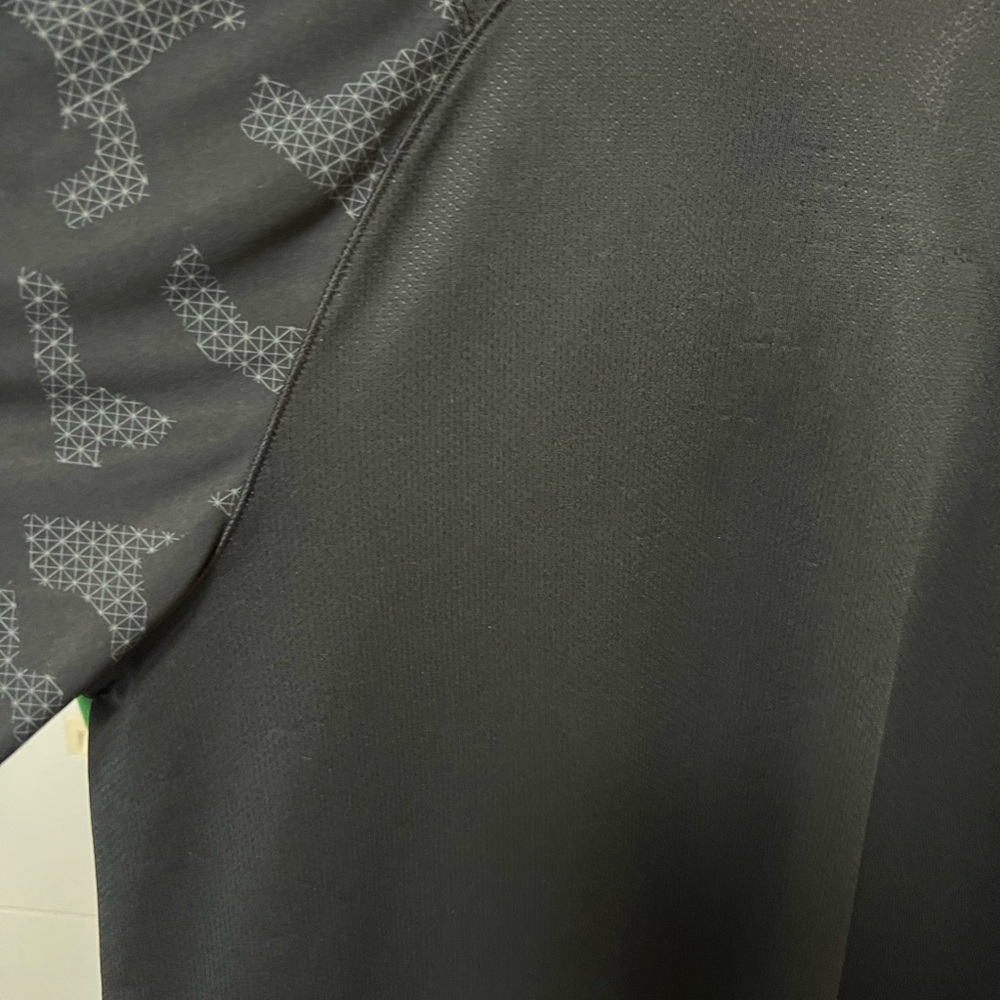 Men’s Under Armour shirt used but in good shape.